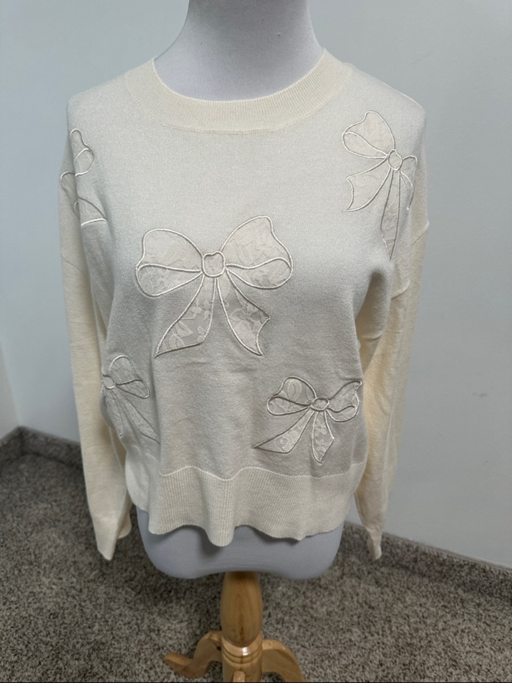 👛 NWT Bridgerton Lightweight Sweater